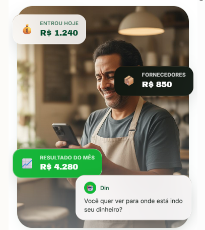 Dona de restaurante sorrindo enquanto olha o celular